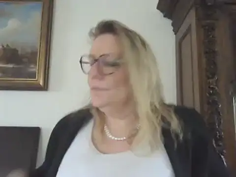 Snapshot of Silkesquirt chatting on 01.21.25 Silkesquirt online show from 01.21.25