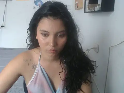 Snapshot of HannaKlein chatting on 11.18.25 HannaKlein online show from 11.18.25