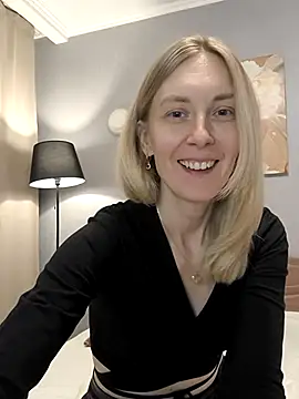 Snapshot of AvelinaLeoni chatting on 10.06.25 AvelinaLeoni online show from 10.06.25