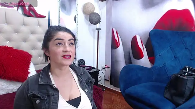 Snapshot of karenlennox1 chatting on 02.07.25 karenlennox1 online show from 02.07.25