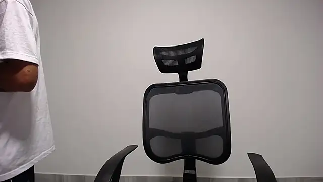 Snapshot of present_the_magic chatting on 01.04.25 present the magic online show from 01.04.25