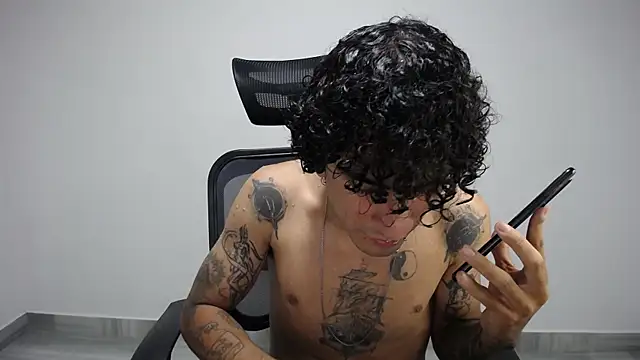 Snapshot of present_the_magic chatting on 01.05.25 present the magic online show from 01.05.25