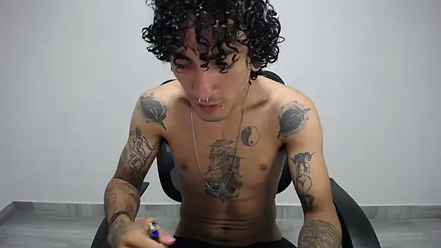 Snapshot of present_the_magic chatting on 01.06.25 present the magic online show from 01.06.25