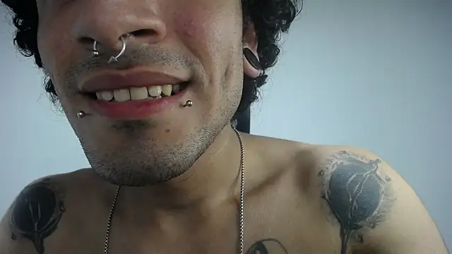 Snapshot of present_the_magic chatting on 01.13.25 present the magic online show from 01.13.25