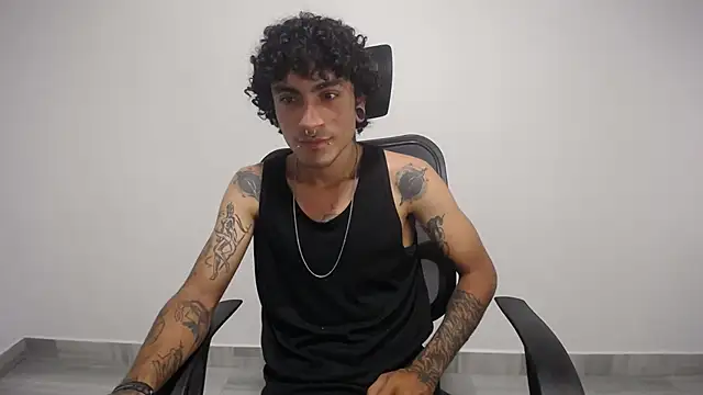 Snapshot of present_the_magic chatting on 01.15.25 present the magic online show from 01.15.25