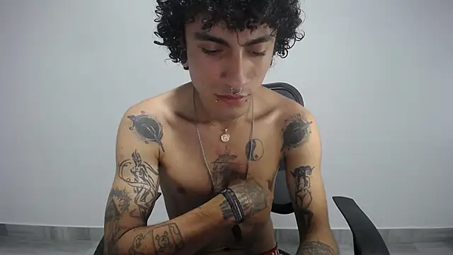 Snapshot of present_the_magic chatting on 01.18.25 present the magic online show from 01.18.25