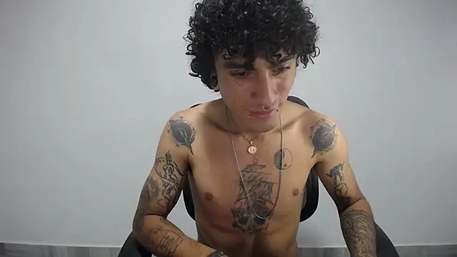 Snapshot of present_the_magic chatting on 01.19.25 present the magic online show from 01.19.25