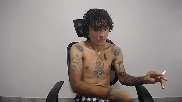 Snapshot of present_the_magic chatting on 01.20.25 present the magic online show from 01.20.25