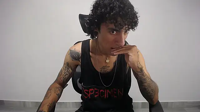 Snapshot of present_the_magic chatting on 01.25.25 present the magic online show from 01.25.25