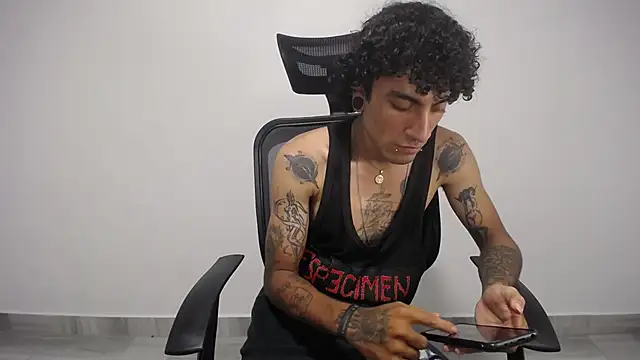 Snapshot of present_the_magic chatting on 01.27.25 present the magic online show from 01.27.25