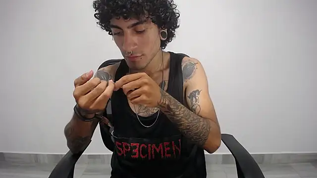 Snapshot of present_the_magic chatting on 01.30.25 present the magic online show from 01.30.25