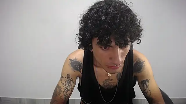 Snapshot of present_the_magic chatting on 02.01.25 present the magic online show from 02.01.25