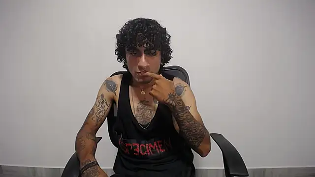 Snapshot of present_the_magic chatting on 02.01.25 present the magic online show from 02.01.25