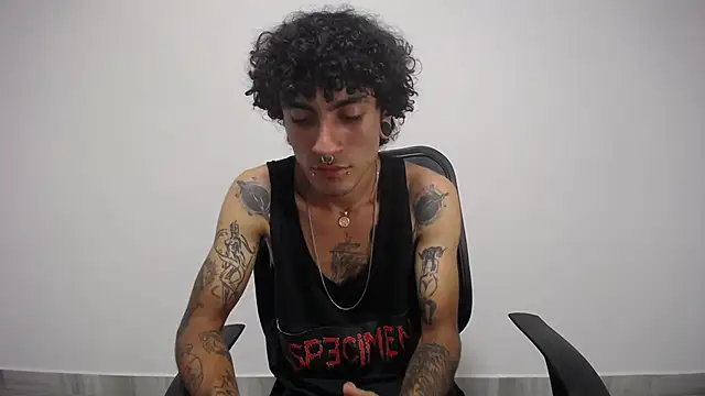 Snapshot of present_the_magic chatting on 02.03.25 present the magic online show from 02.03.25