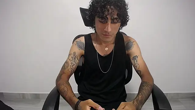 Snapshot of present_the_magic chatting on 02.04.25 present the magic online show from 02.04.25