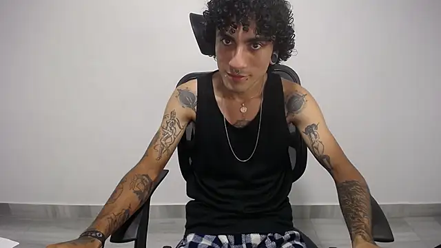 Snapshot of present_the_magic chatting on 02.05.25 present the magic online show from 02.05.25