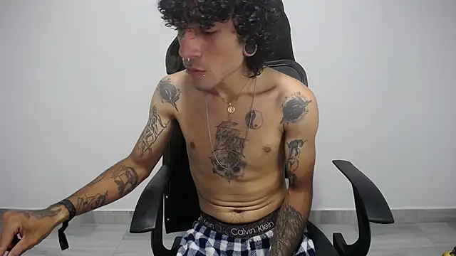 Snapshot of present_the_magic chatting on 02.06.25 present the magic online show from 02.06.25