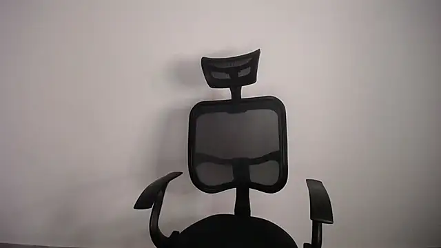 Snapshot of present_the_magic chatting on 02.07.25 present the magic online show from 02.07.25