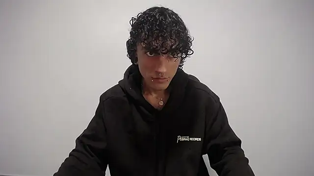 Snapshot of present_the_magic chatting on 02.08.25 present the magic online show from 02.08.25