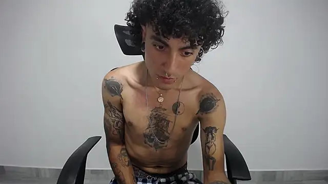 Snapshot of present_the_magic chatting on 02.09.25 present the magic online show from 02.09.25