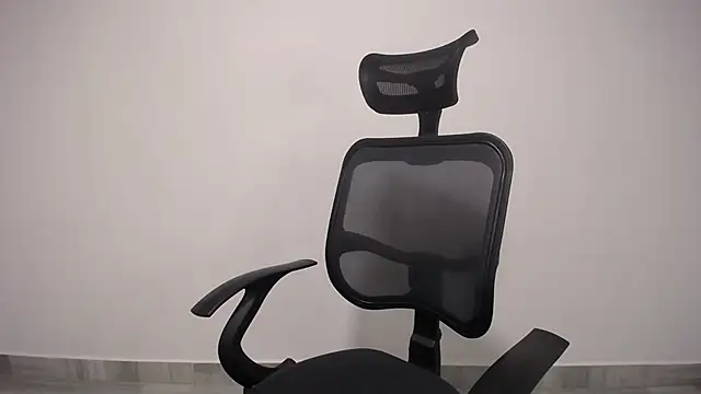 Snapshot of present_the_magic chatting on 02.09.25 present the magic online show from 02.09.25