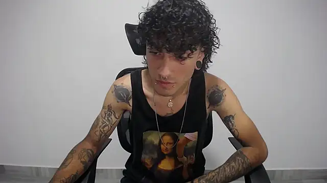 Snapshot of present_the_magic chatting on 02.09.25 present the magic online show from 02.09.25