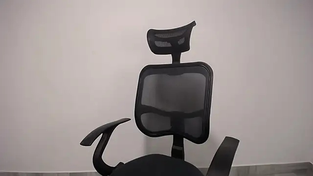 Snapshot of present_the_magic chatting on 02.09.25 present the magic online show from 02.09.25