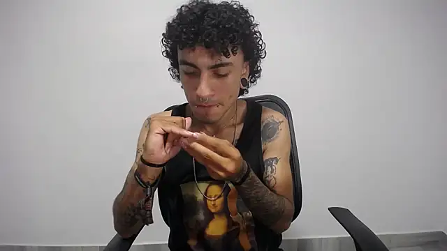 Snapshot of present_the_magic chatting on 02.10.25 present the magic online show from 02.10.25