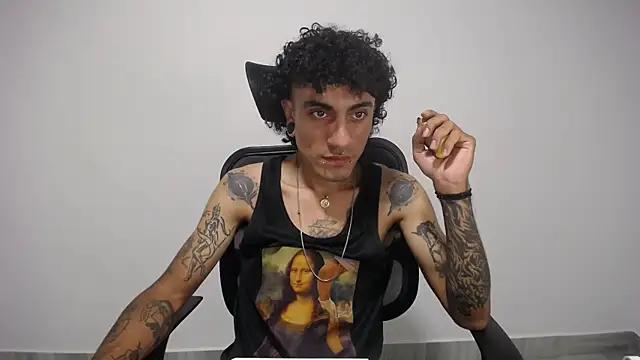 Snapshot of present_the_magic chatting on 02.10.25 present the magic online show from 02.10.25