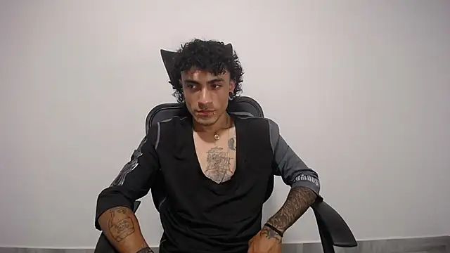 Snapshot of present_the_magic chatting on 02.10.25 present the magic online show from 02.10.25