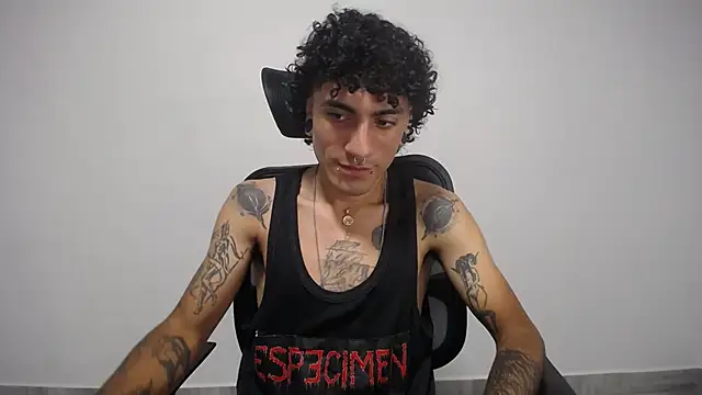 Snapshot of present_the_magic chatting on 02.11.25 present the magic online show from 02.11.25