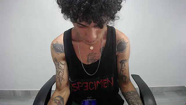 Snapshot of present_the_magic chatting on 02.12.25 present the magic online show from 02.12.25