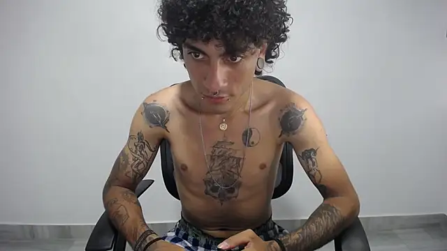 Snapshot of present_the_magic chatting on 02.12.25 present the magic online show from 02.12.25