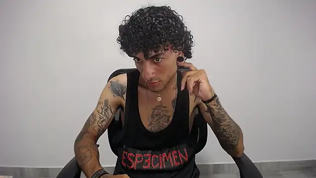 Snapshot of present_the_magic chatting on 02.12.25 present the magic online show from 02.12.25