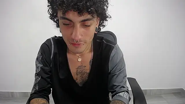 Snapshot of present_the_magic chatting on 02.19.25 present the magic online show from 02.19.25