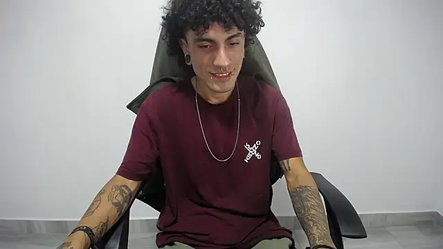 Snapshot of present_the_magic chatting on 02.20.25 present the magic online show from 02.20.25