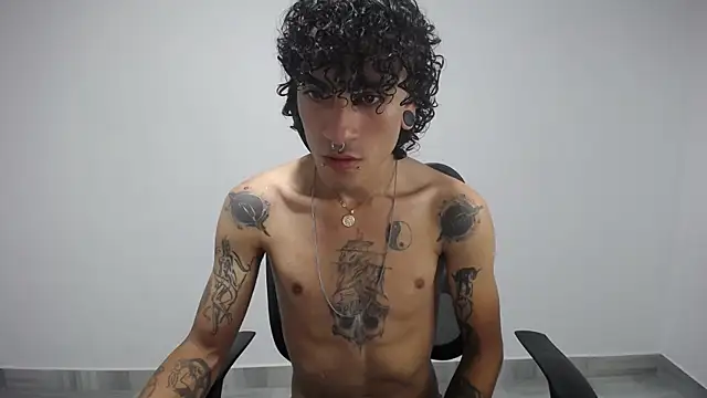 Snapshot of present_the_magic chatting on 02.24.25 present the magic online show from 02.24.25