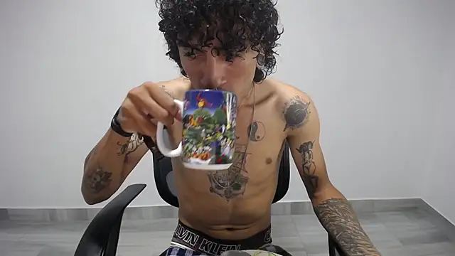 Snapshot of present_the_magic chatting on 03.05.25 present the magic online show from 03.05.25