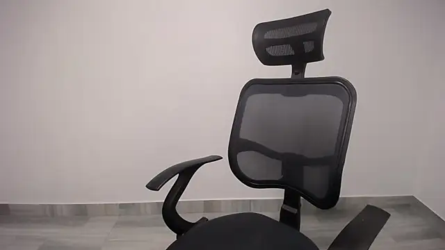 Snapshot of present_the_magic chatting on 03.05.25 present the magic online show from 03.05.25