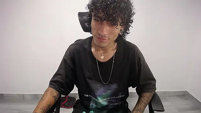 Snapshot of present_the_magic chatting on 03.07.25 present the magic online show from 03.07.25