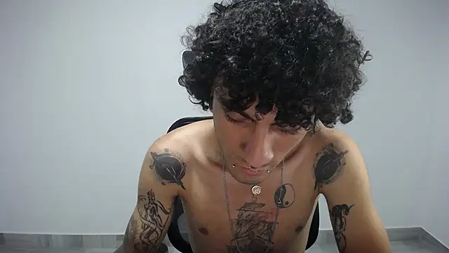 Snapshot of present_the_magic chatting on 03.07.25 present the magic online show from 03.07.25