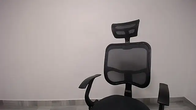 Snapshot of present_the_magic chatting on 03.08.25 present the magic online show from 03.08.25