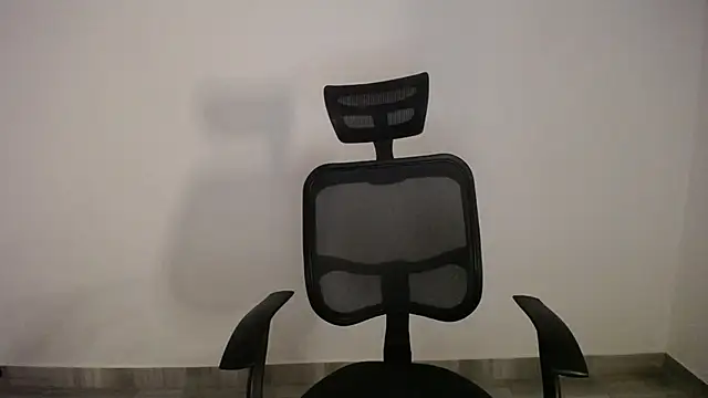 Snapshot of present_the_magic chatting on 03.10.25 present the magic online show from 03.10.25