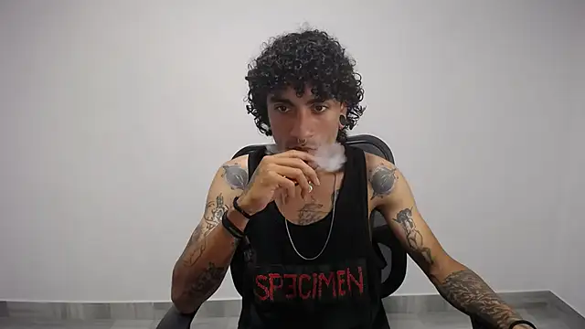 Snapshot of present_the_magic chatting on 03.11.25 present the magic online show from 03.11.25