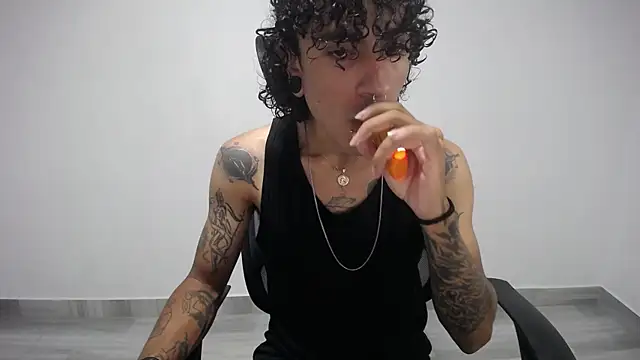 Snapshot of present_the_magic chatting on 03.19.25 present the magic online show from 03.19.25