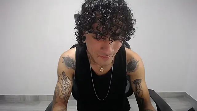 Snapshot of present_the_magic chatting on 03.22.25 present the magic online show from 03.22.25