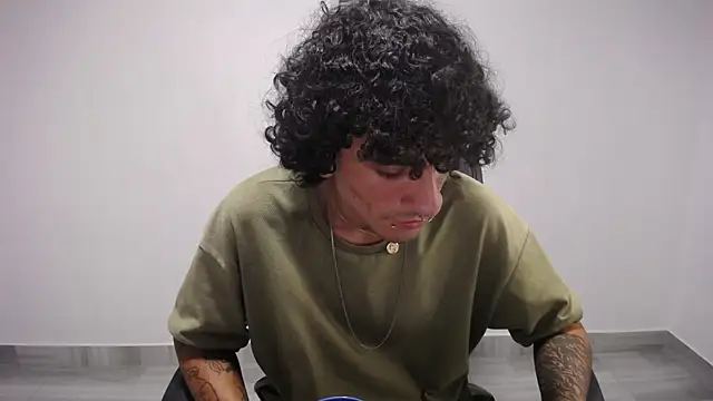 Snapshot of present_the_magic chatting on 03.23.25 present the magic online show from 03.23.25