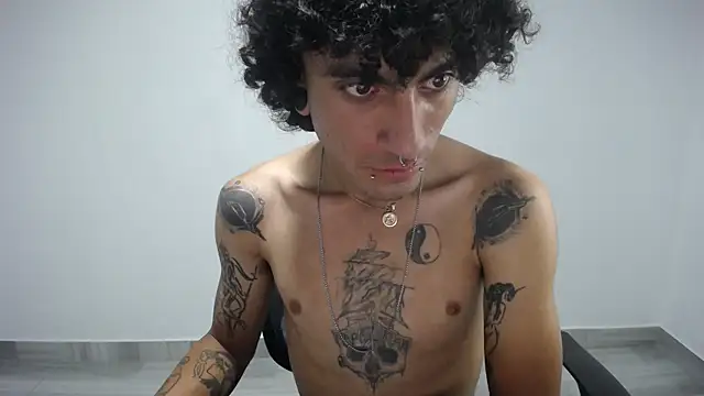 Snapshot of present_the_magic chatting on 03.23.25 present the magic online show from 03.23.25