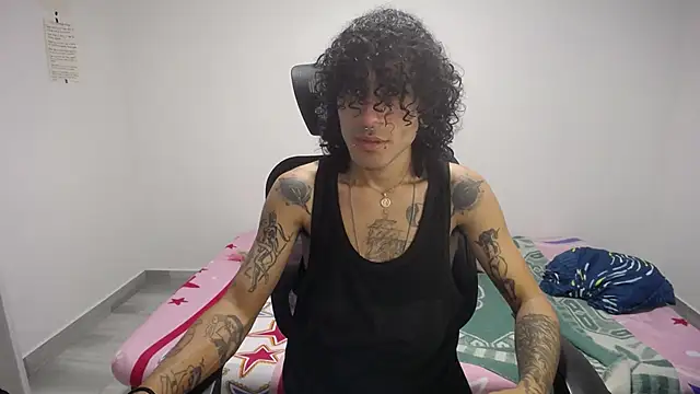 Snapshot of present_the_magic chatting on 09.17.25 present the magic online show from 09.17.25