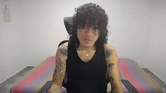 Snapshot of present_the_magic chatting on 09.18.25 present the magic online show from 09.18.25